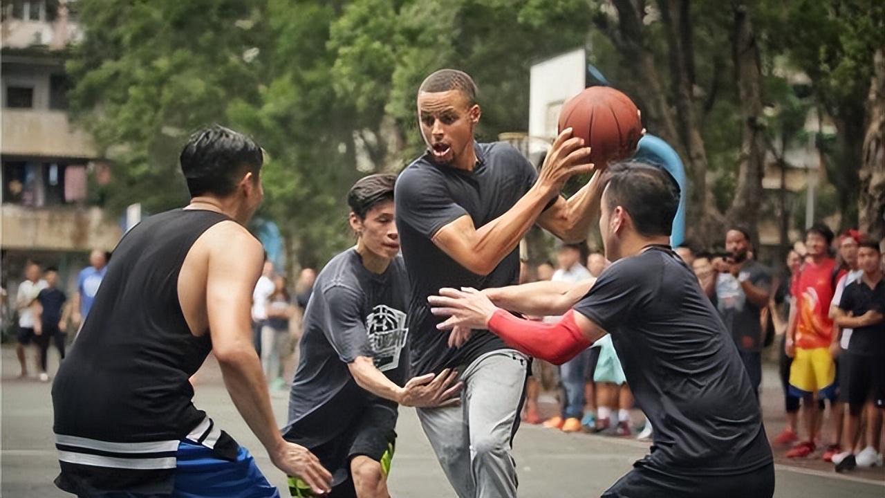 c罗和哪些nba合影(别和NBA球星合照！在亚当斯面前C罗像是小弟，库里到野球场成中锋)