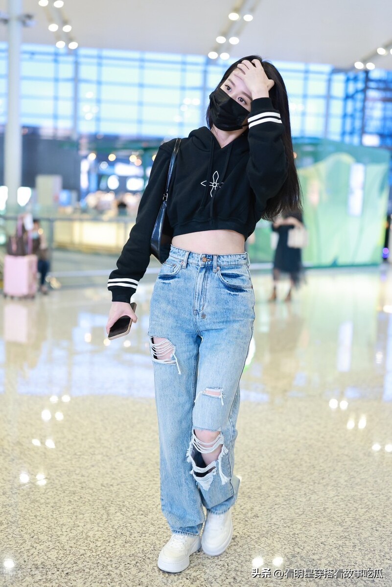 颖儿身着黑色连衣帽短衫搭配破洞牛仔裤青春靓丽,活泼可爱