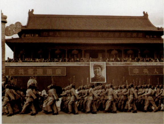 1950年，毛主席新画像挂上天安门，北京市民：怎么只有一只耳朵？