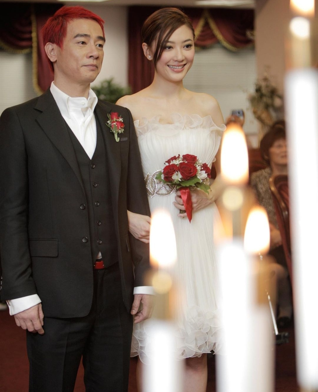 应采儿情人节庆祝结婚12周年，手捧红玫瑰，与陈小春共进烛光晚餐