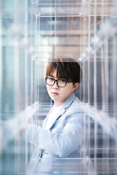 94年出生的毛不易 , 上台前喝一瓶“白酒”