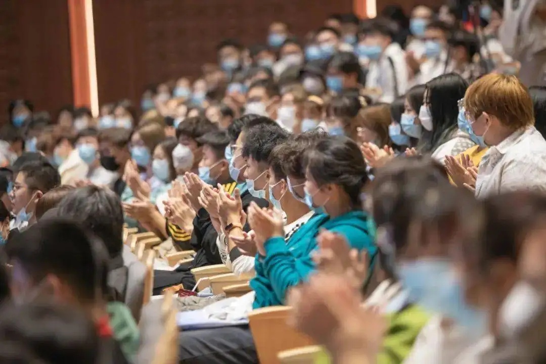 高校女生在宿舍拍写真，“下半身清凉”引热议，网友表示很难理解