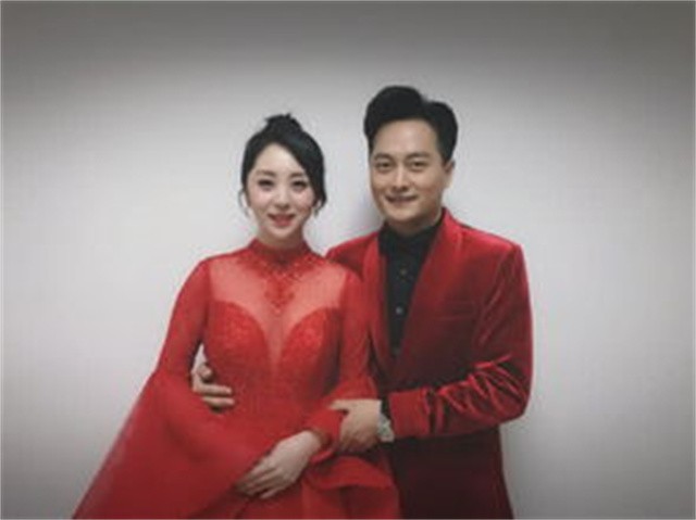 歌手云飞：落魄回乡却偶遇伯乐，成名后遭妻子离婚，今娶古典女神