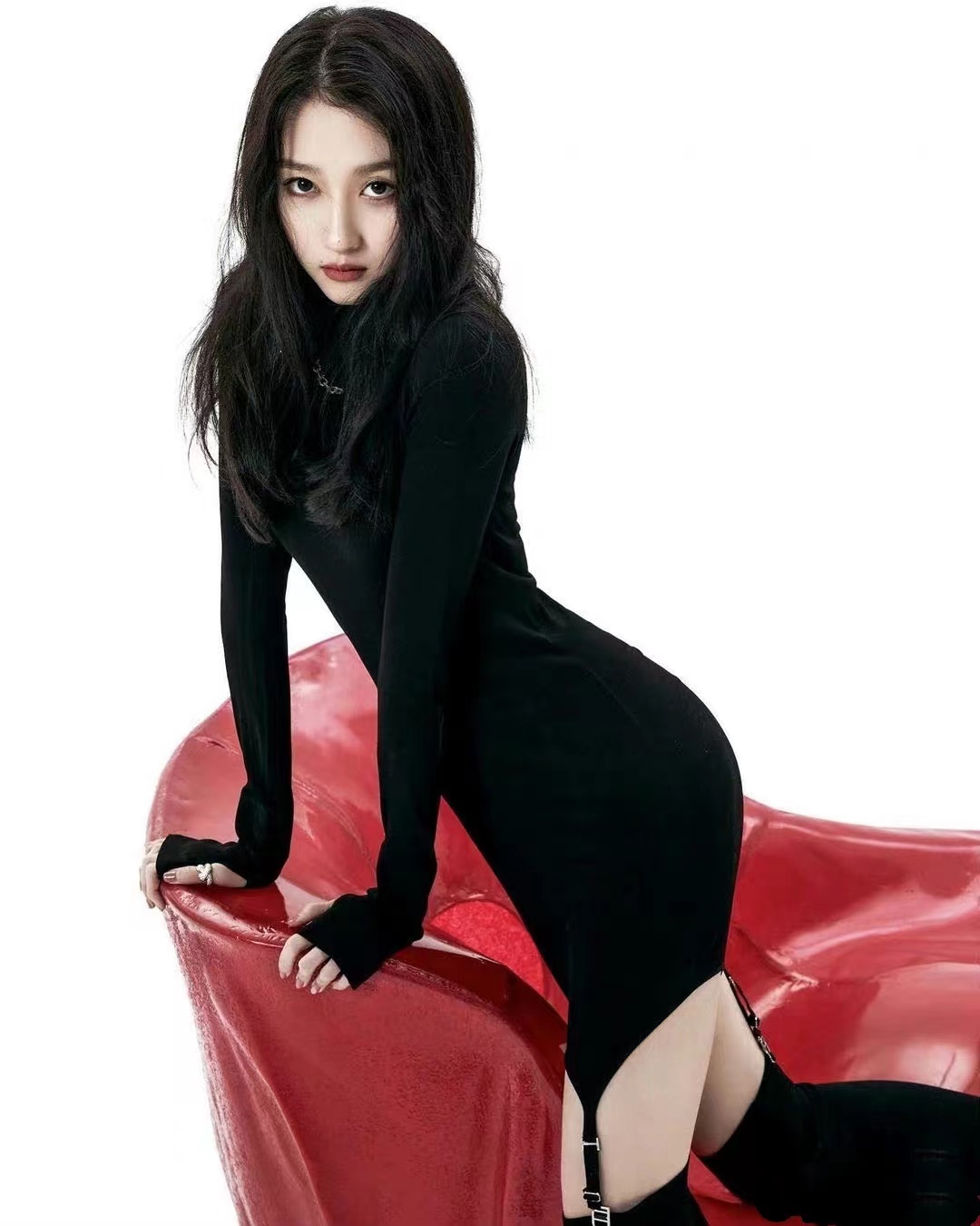 国民闺女成熟了,关晓彤穿针织裙秀凹凸曲线,"腰臀比"太完美