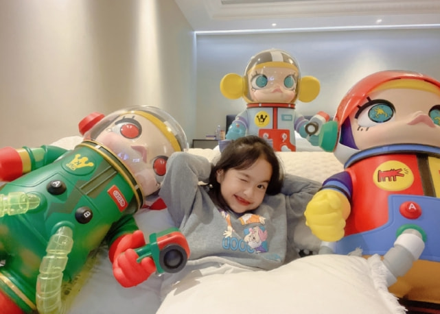 包文婧晒全家出游照，饺子暴风抽高，包贝尔被拍成一米八大长腿