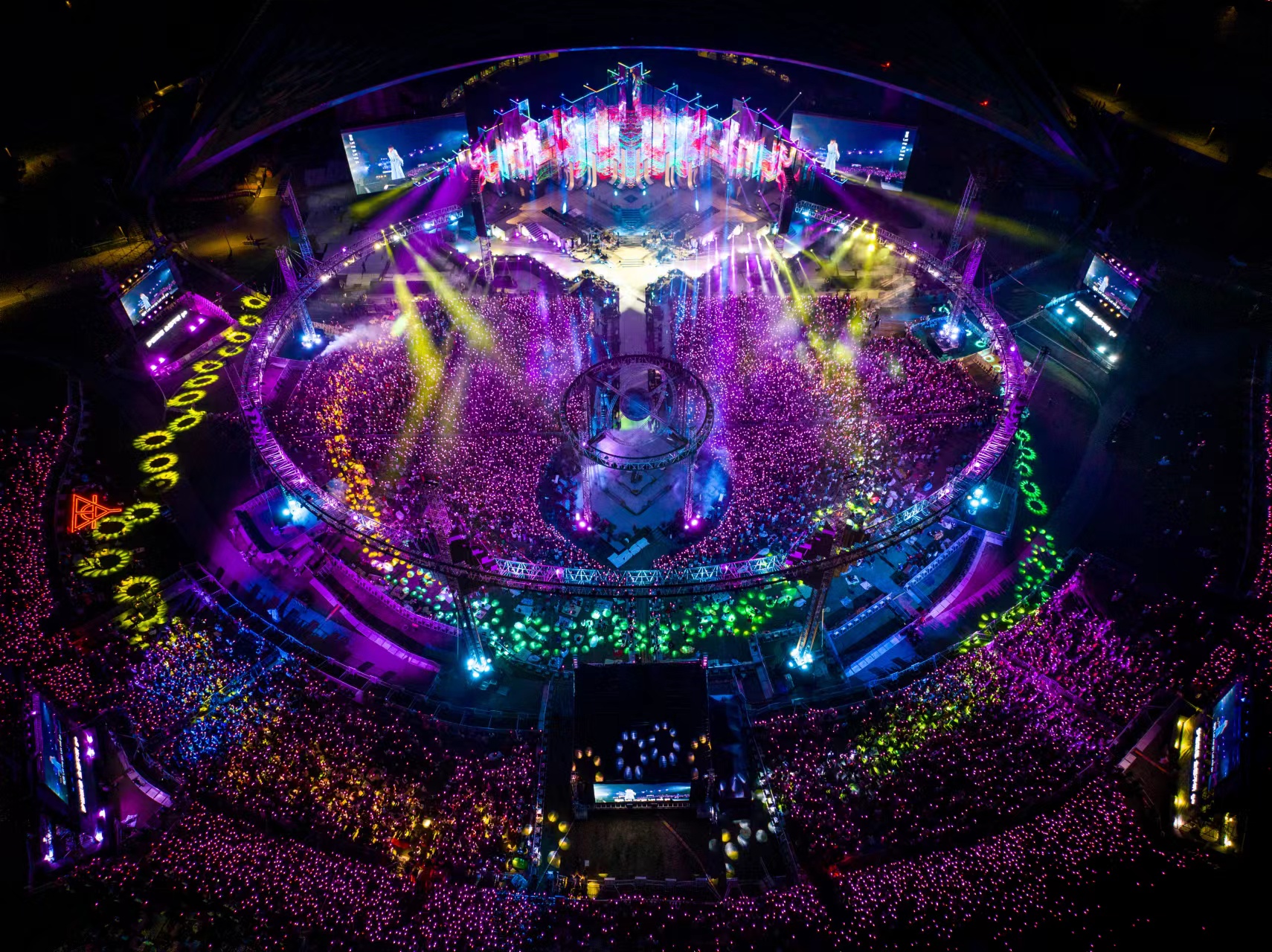 华晨宇鸟巢演唱会创下多项记录!九月二征,鸟巢四面台第一人!