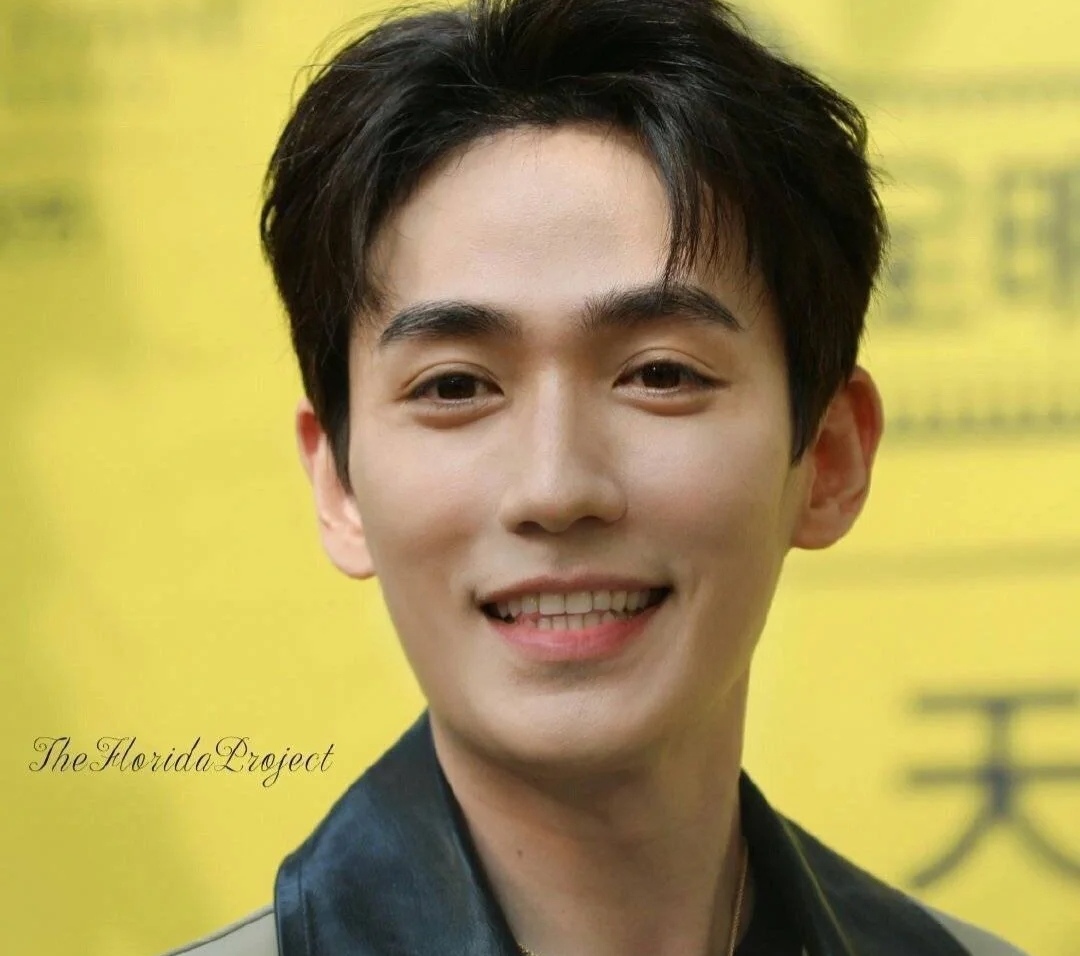 桃花眼图片(鱼尾纹桃花眼图片)