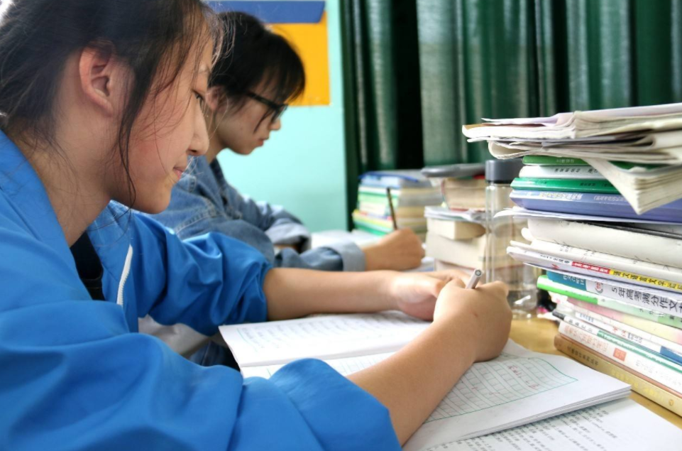 女生在“夜店”做高考题，玩耍学习两不误，网友：大专的好苗子