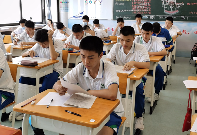 中小学生"上课时间"调整,预计9月全面落实,老师却有苦难言