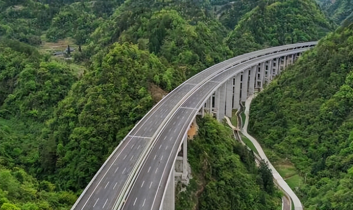 贵州这条高速对接重庆，较为繁忙，正在新建复线和既有道路扩容