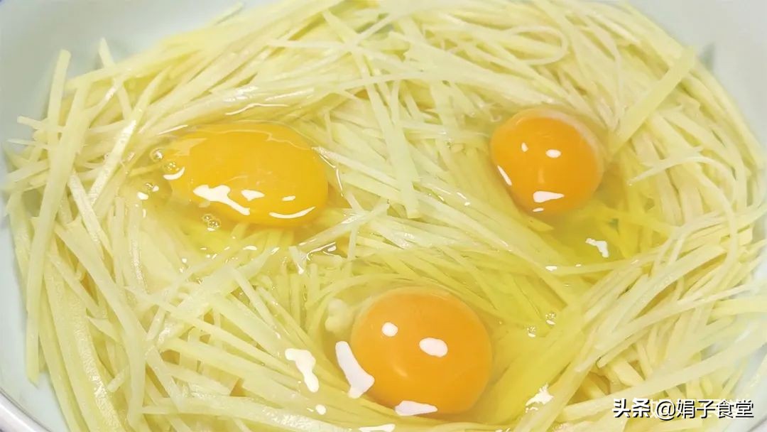 土豆鸡蛋饼制作方法（土豆鸡蛋饼这样做鲜香入味）