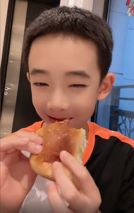 应采儿晒居家技能，化身tony为爸爸和儿子理发，祖孙剪完变型男