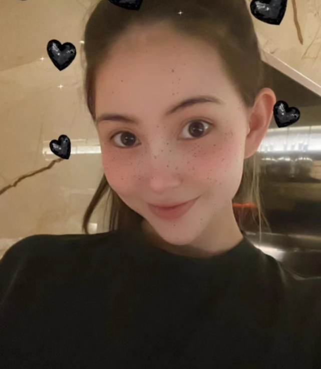 昆凌晒小女儿正脸照，小公主白白嫩嫩像洋娃娃，混血五官超像妈妈
