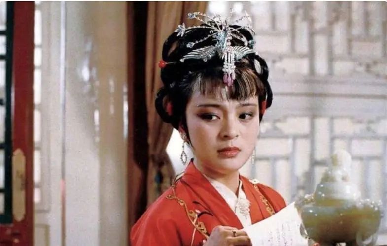 东方闻樱本色出演《红楼梦》，女孩都不和她玩，只和陈晓旭关系好