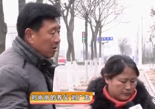 母亲寻回被拐儿子，养父母索要30万抚养费，生母：我儿子要你养？