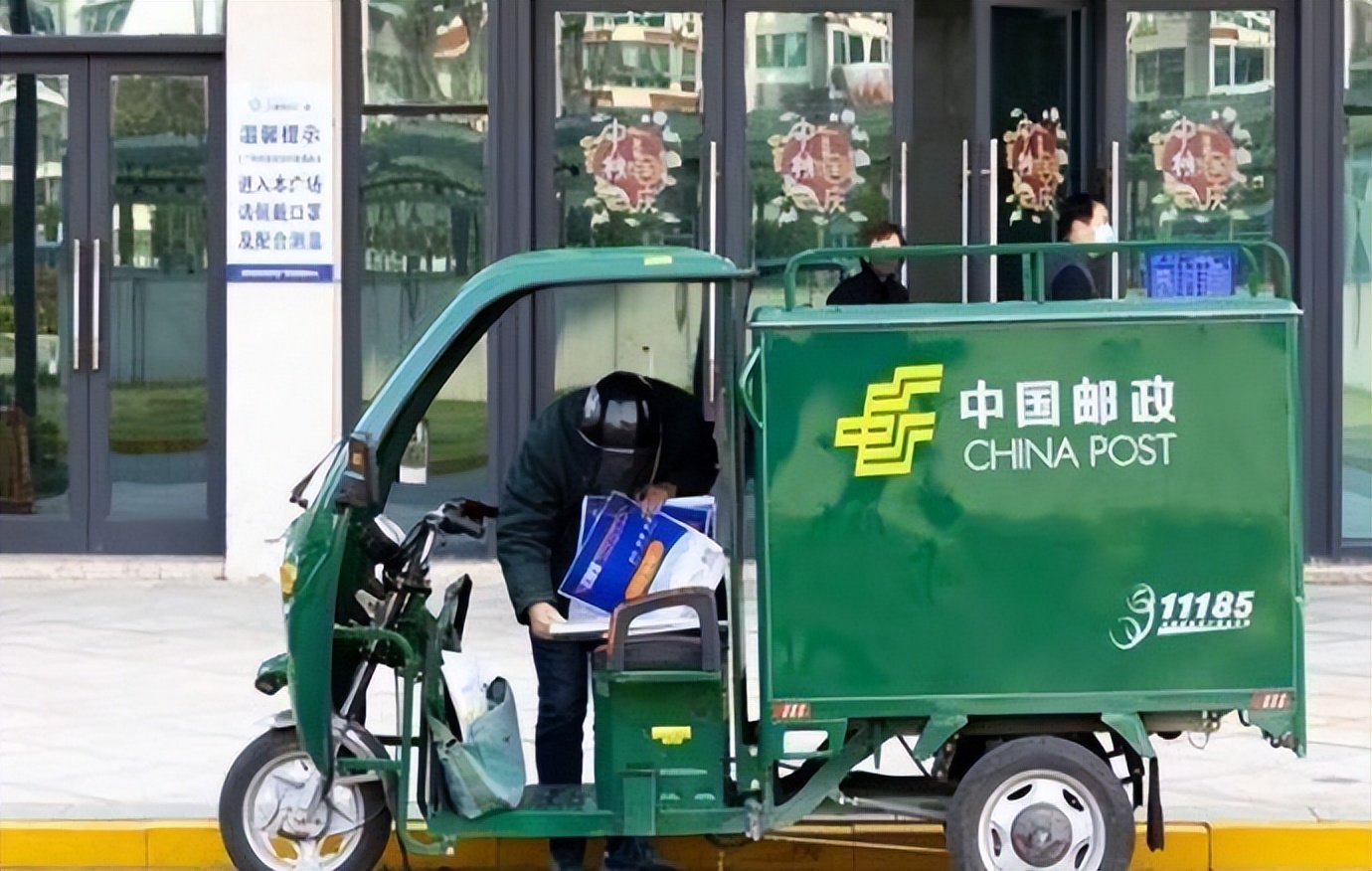 中国最强快递公司，却被网友质疑开不下去，中国邮政的隐秘硬实力