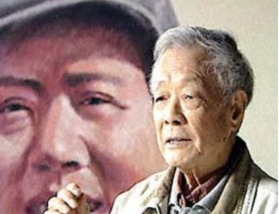 1950年，毛主席新画像挂上天安门，北京市民：怎么只有一只耳朵？