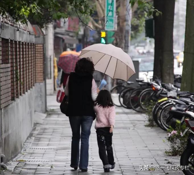 山东未婚女子瞒着母亲，借精生3混血儿，声称：当单亲妈也不结婚