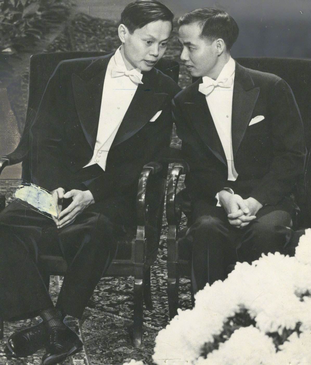 1937年，一乞丐怀抱