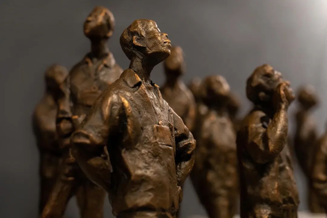 广美最硬核的毕设!用1400斤钢筋铸雕塑致敬建筑工人父亲