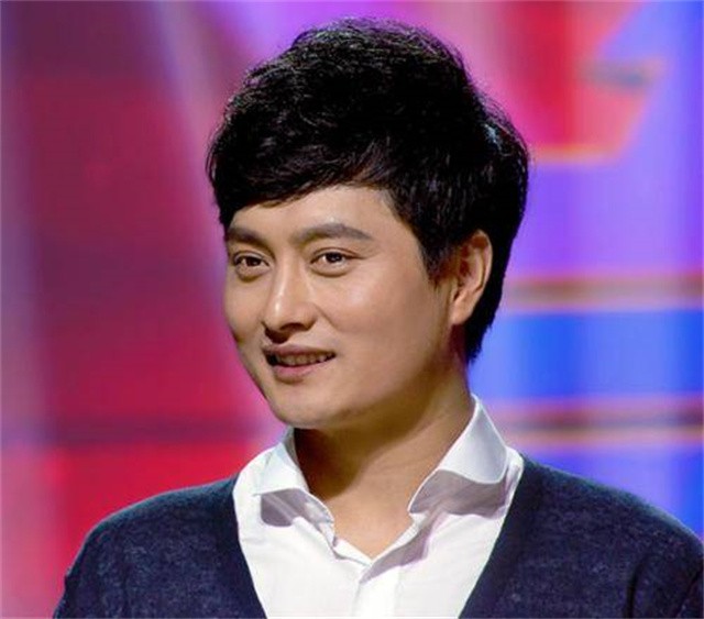 歌手云飞：落魄回乡却偶遇伯乐，成名后遭妻子离婚，今娶古典女神