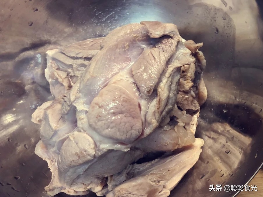 炖羊汤用料太多，难怪不好喝，记住只用3样料，汤浓肉香没膻味