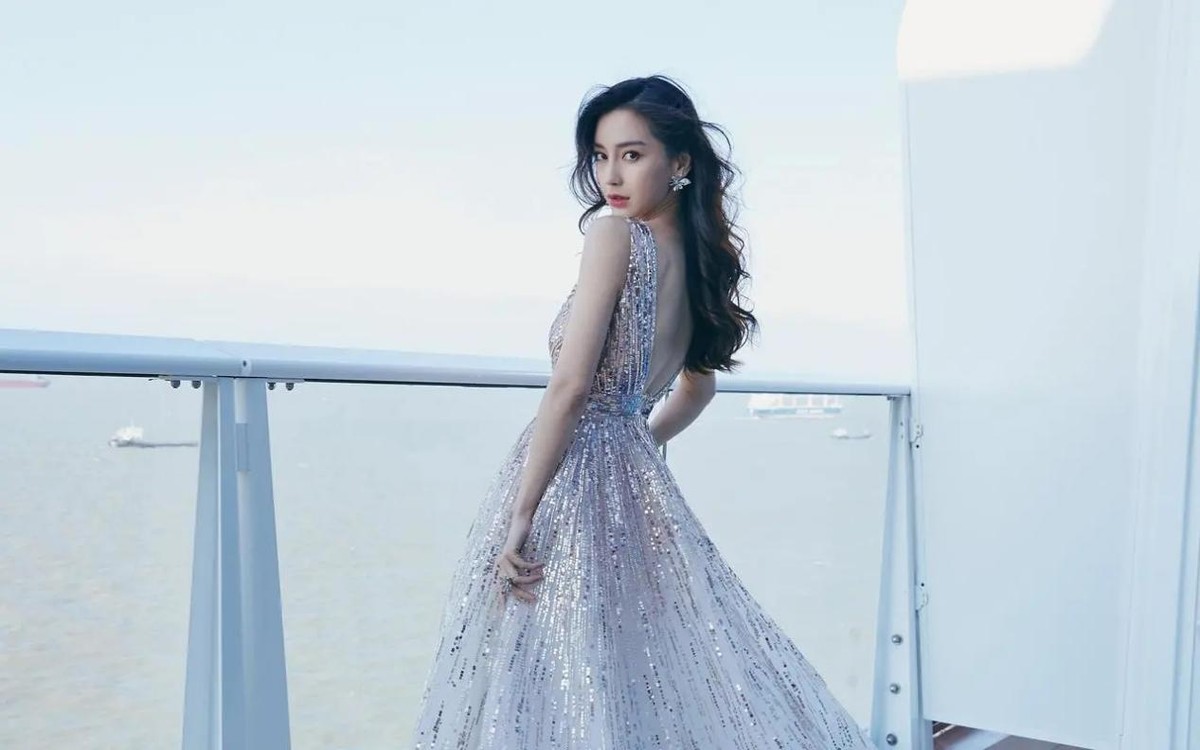 杨颖范冰冰粉丝重新开撕,因在戛纳红毯上,她穿了黑天鹅高定礼服