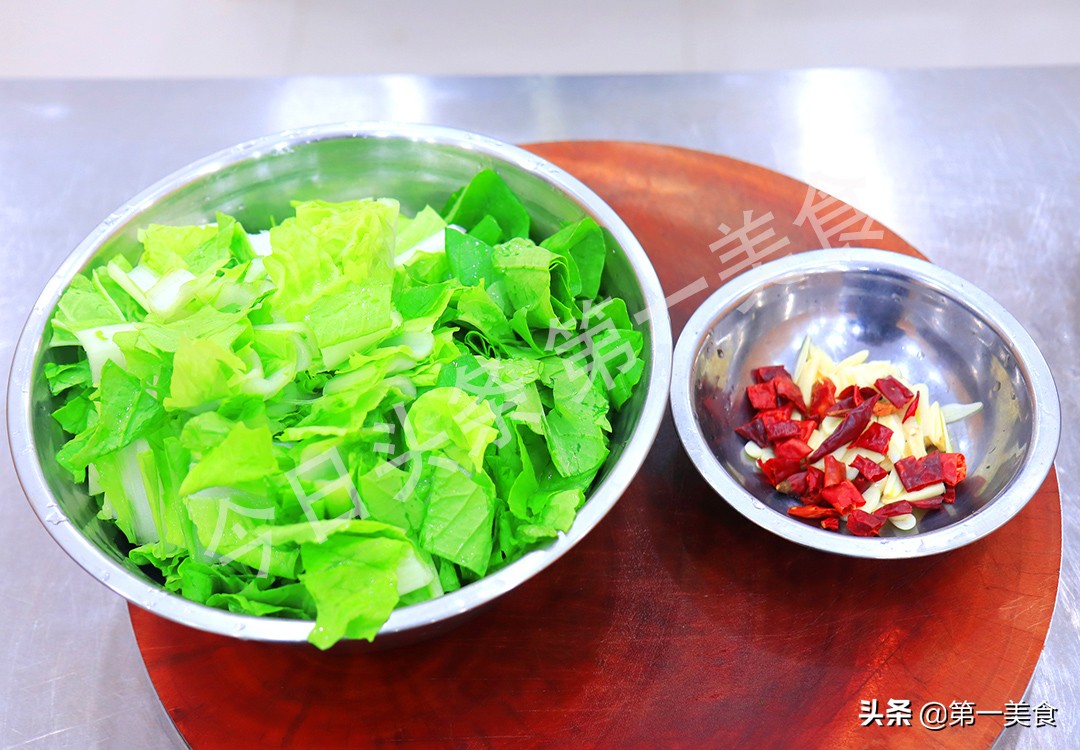冬季天寒地冻，容易滑倒，推荐多吃这5种“高钙”食物，强筋健骨