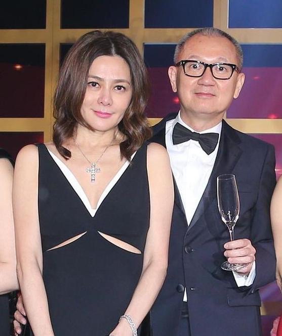 6位“清纯欲女”的劲爆情史：有人8段感情4次婚姻，有人当街热吻