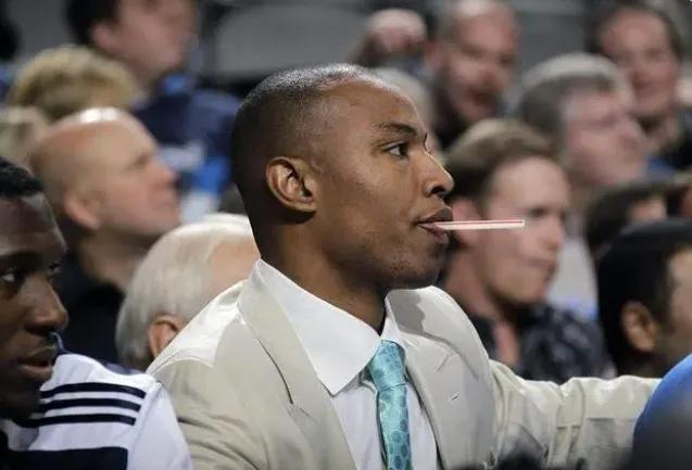 nba为什么会咬牙套（盘点NBA球星哪些标志性动作以及小怪癖，纳什喜欢摸鞋底再舔手指）