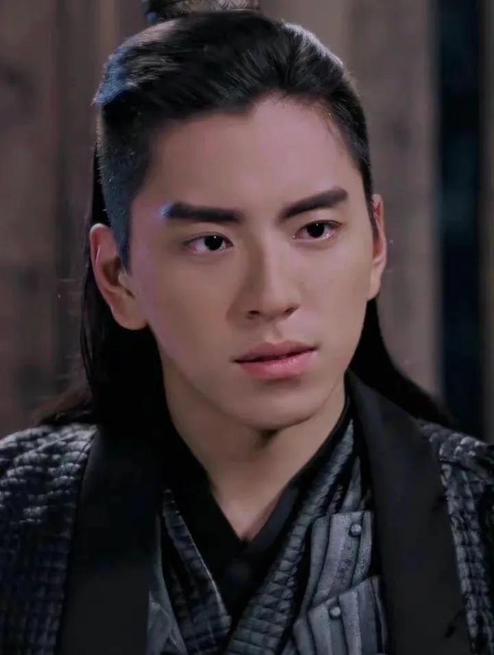 古装丑男？不，现代美男