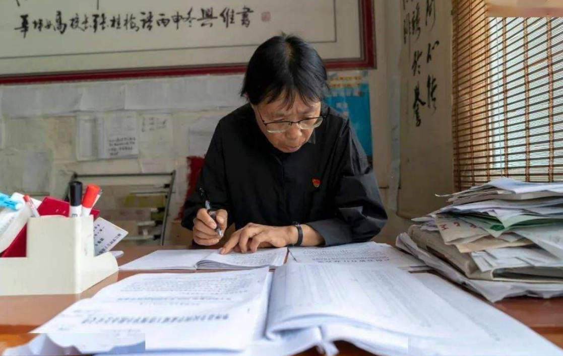 拼命三娘张桂梅校长感动身边人，领导：我们决不能捧着骨灰宣传您