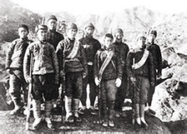 死相难看的日本将军，夜里遇到我军突袭，小兵从屁股处把将军捅死