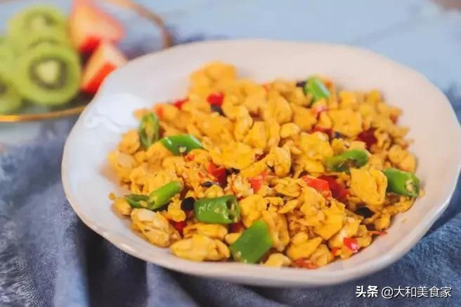 超级好吃的剁椒鸡蛋 做法简单光是看着就觉得好下饭