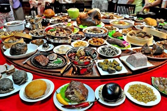 清朝乾隆皇帝的除夕年夜饭，菜品近百种，光上菜就需要一个多小时