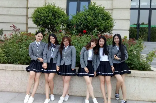 女大学生第一次约会很激动，室友帮忙梳妆打扮，评论区满是嘲讽