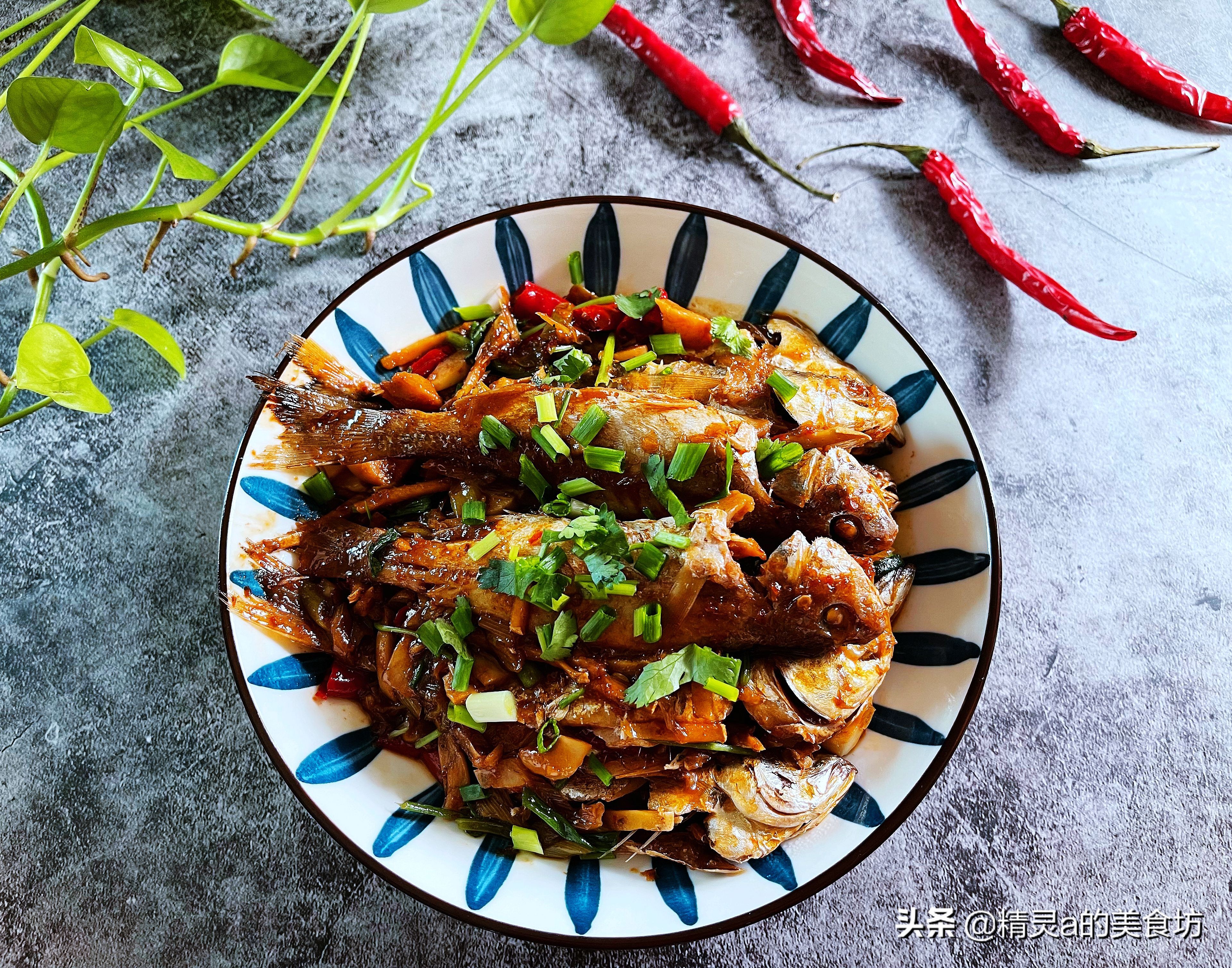 海鱼最简单最省事的做法,扔酱汁中一炖,入味又无腥味,好吃极了