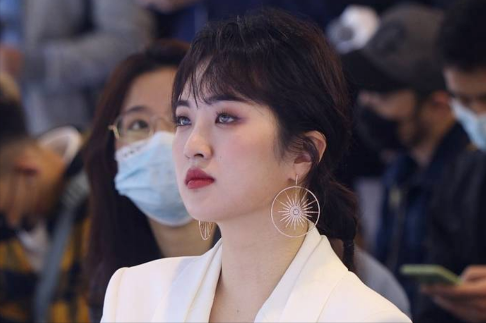 "华为千金"姚安娜,住着5亿豪宅,还有私人飞机,却非要当明星