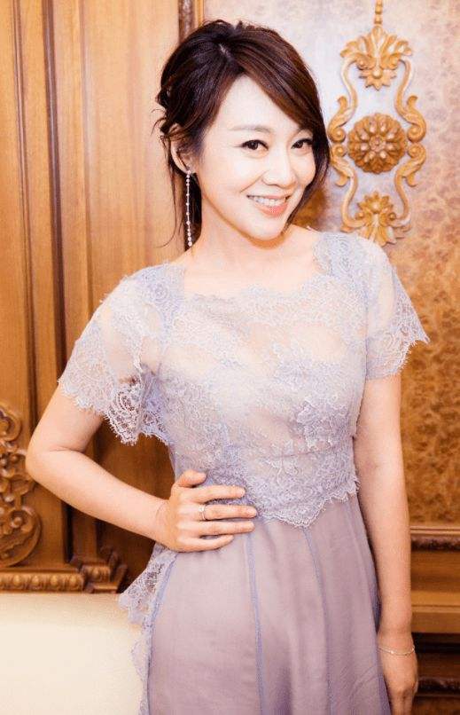 离婚18年了，闫妮和前夫邹伟的人生状况，有何不同？