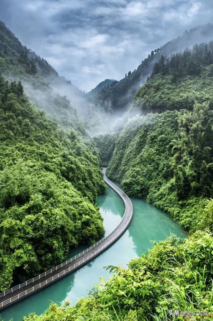 中国旅游卫视(8月强烈推荐！这14个绝美之地，人少景美，太适合夏天去了)