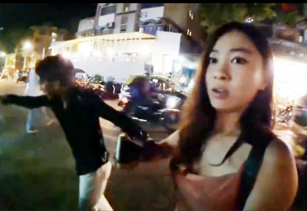 韩国女主播深夜在印度街头直播，遭一男子搂肩又强吻，是谁的错？