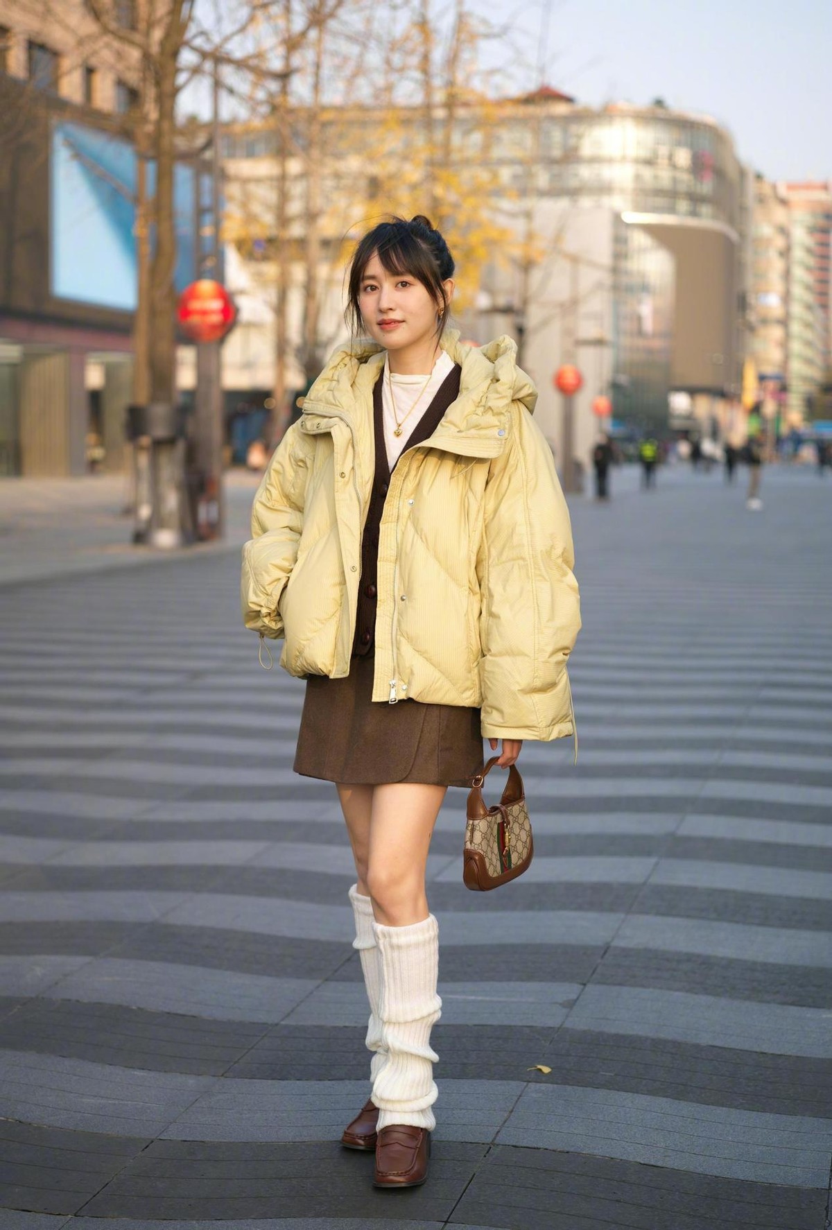 杭州美女真"抗冻",冬天出门要"露腿",尽显青春气息