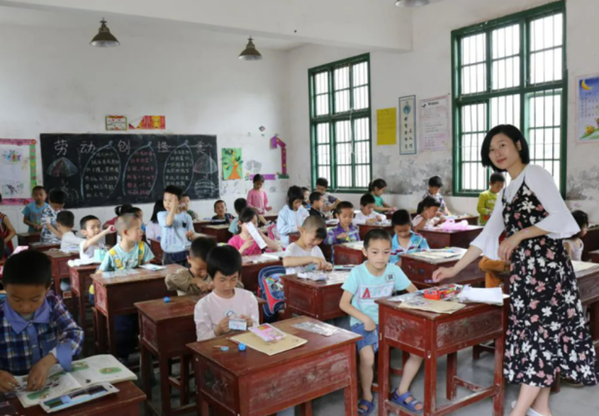 现在大多数老师是怎样做的呢(教师纷纷吐槽学校，当老师实在太累了，教书育人成了副业)