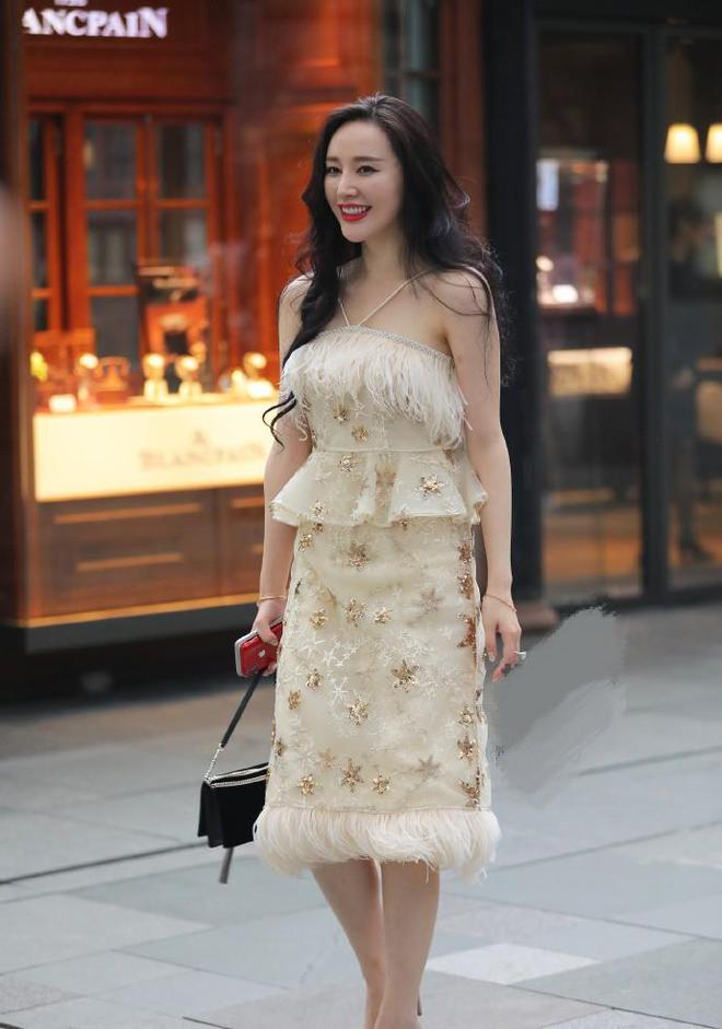 妹子穿这样的裙子,到底是怕热还是怕冷呢,小编看不懂呀