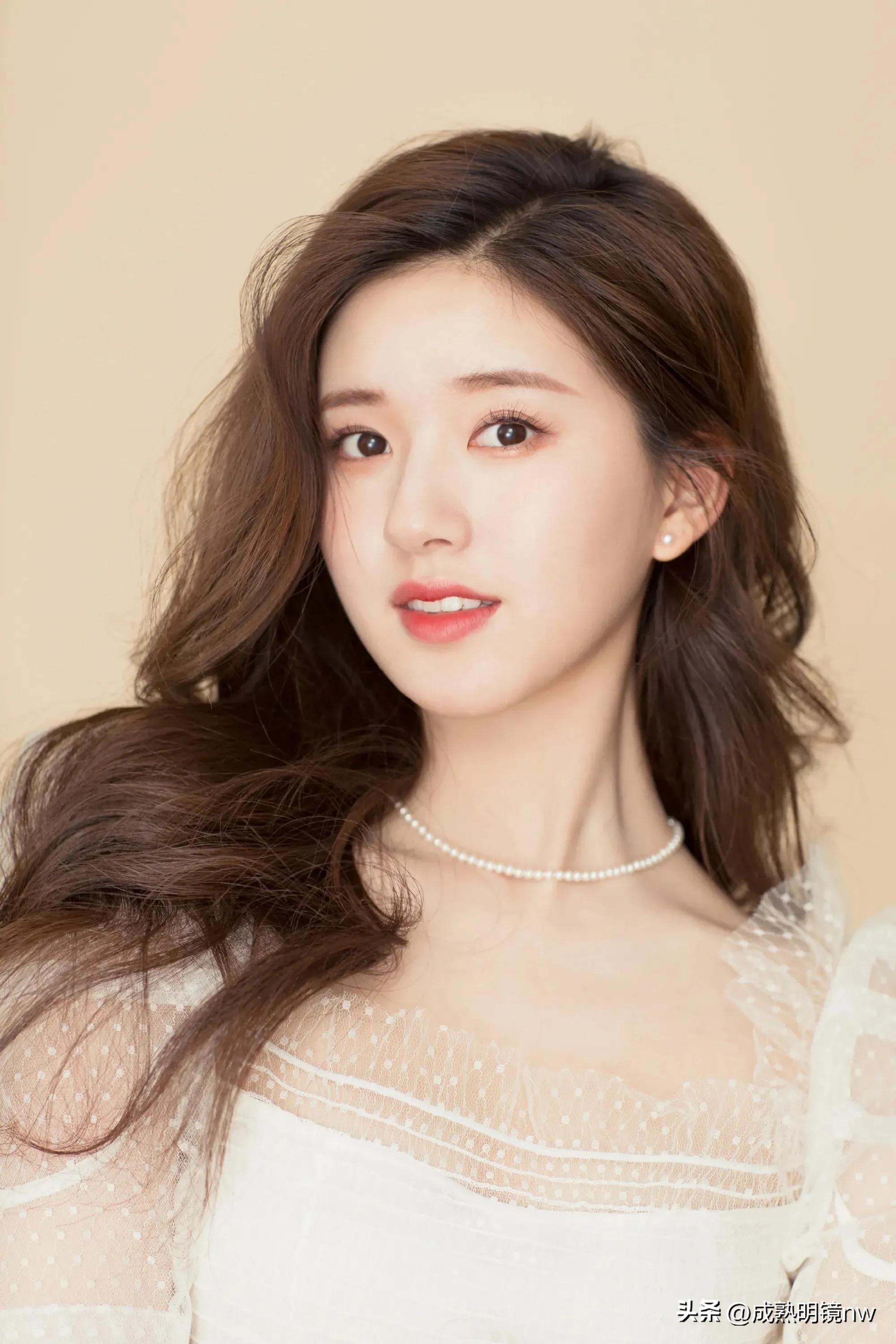 青春靓丽,气质迷人的赵露思,甜美可爱的写真照