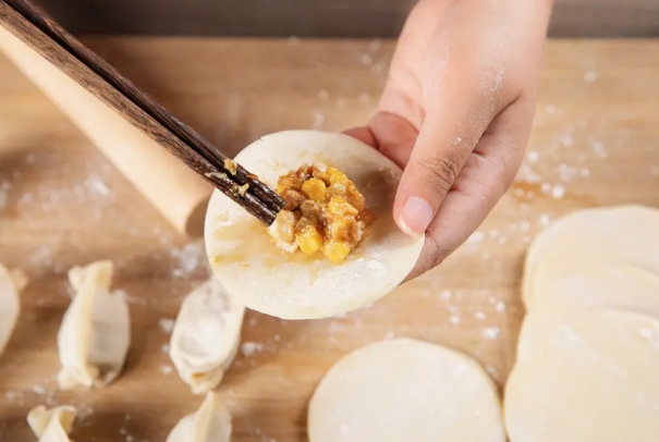 煮冻饺子用冷水还是热水（冻饺子不破皮不漏馅的正确煮法）