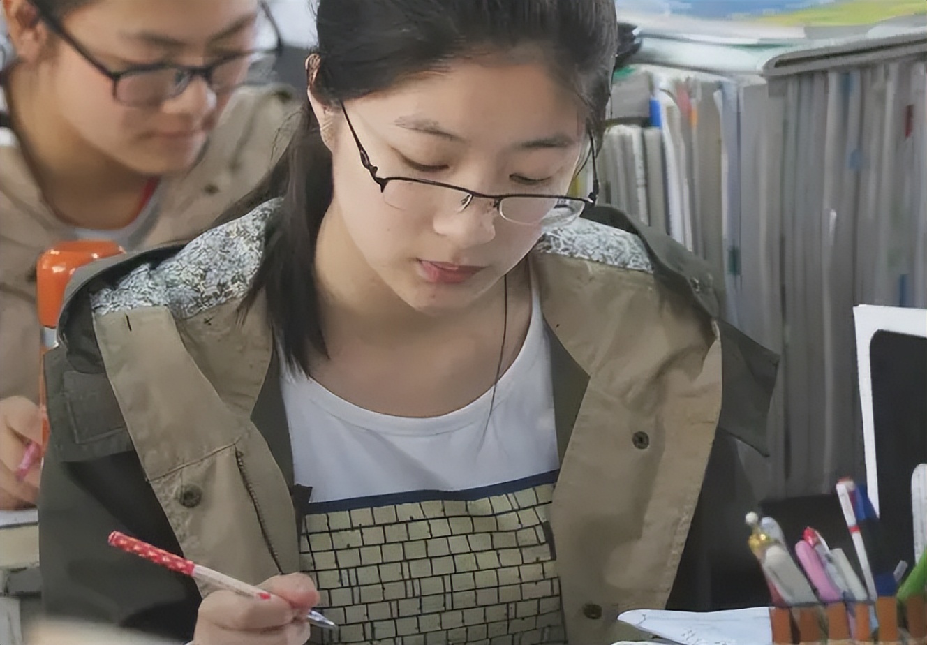 高中母亲骄傲晒儿子“学习照”，满心等表扬，却意外受嘲：不合群