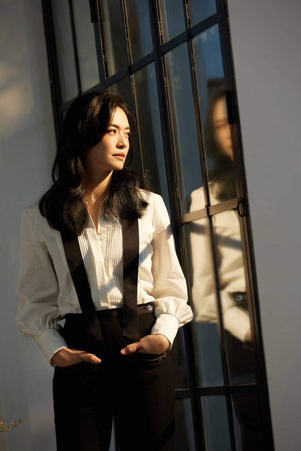 姚晨身穿白衬衫知性优雅 长发微卷笑颜满满暖意