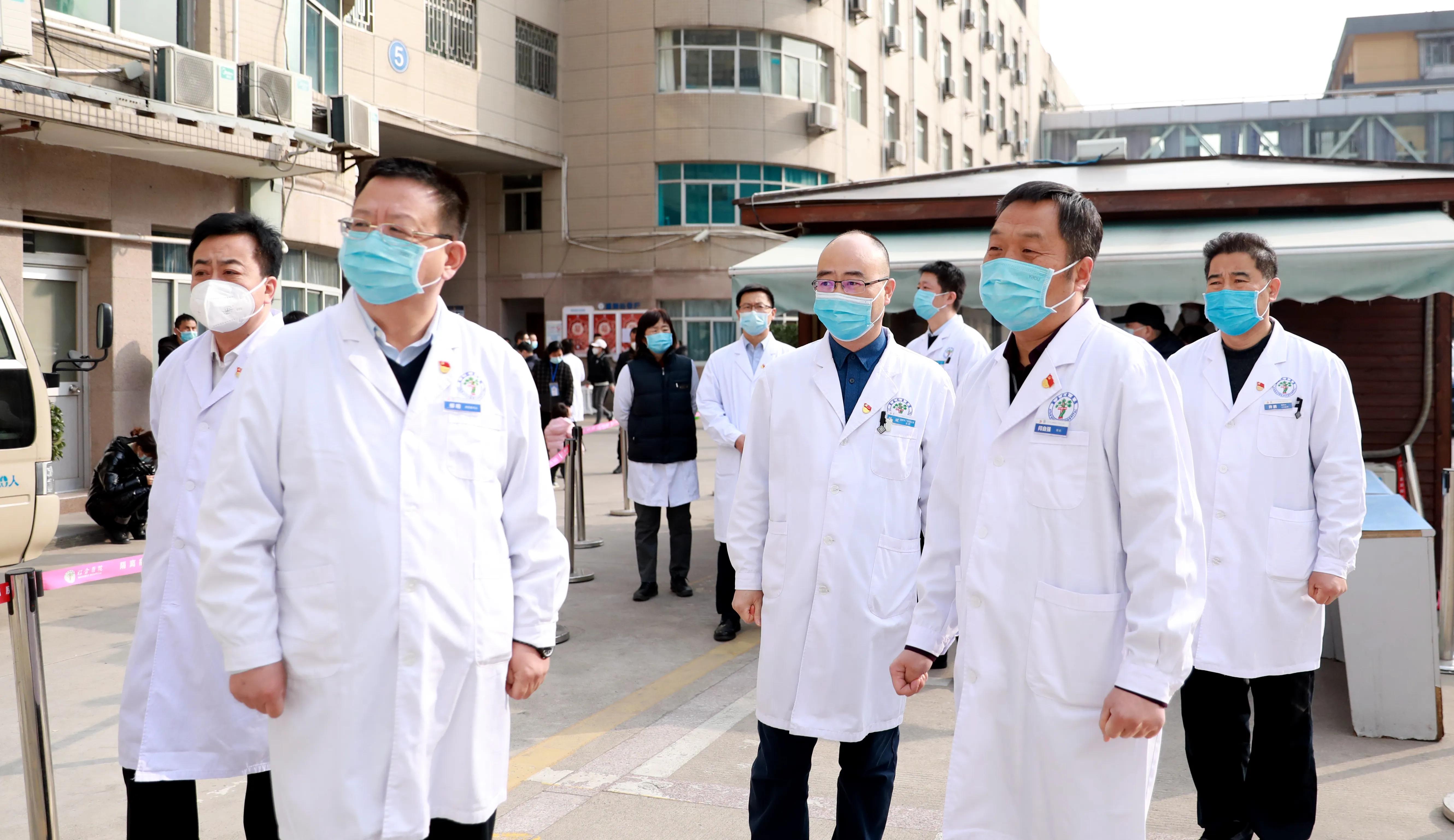 西安市红会医院院长闫自强带队检查院内疫情防控及诊疗秩序