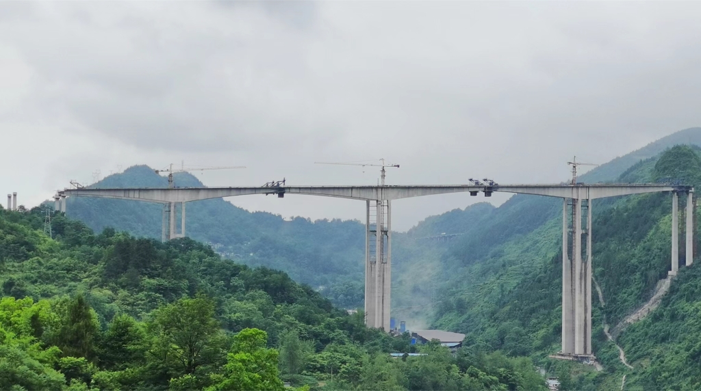 全线首座特大桥双幅合龙 黔江区过境高速预计今年建成